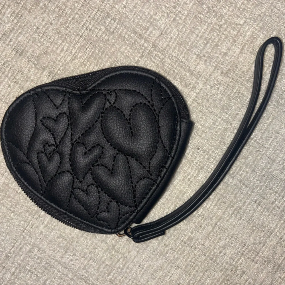 Betsey Johnson NWOT Heart Shaped Quilted Zip Wallet Wristlet Black Change Purse